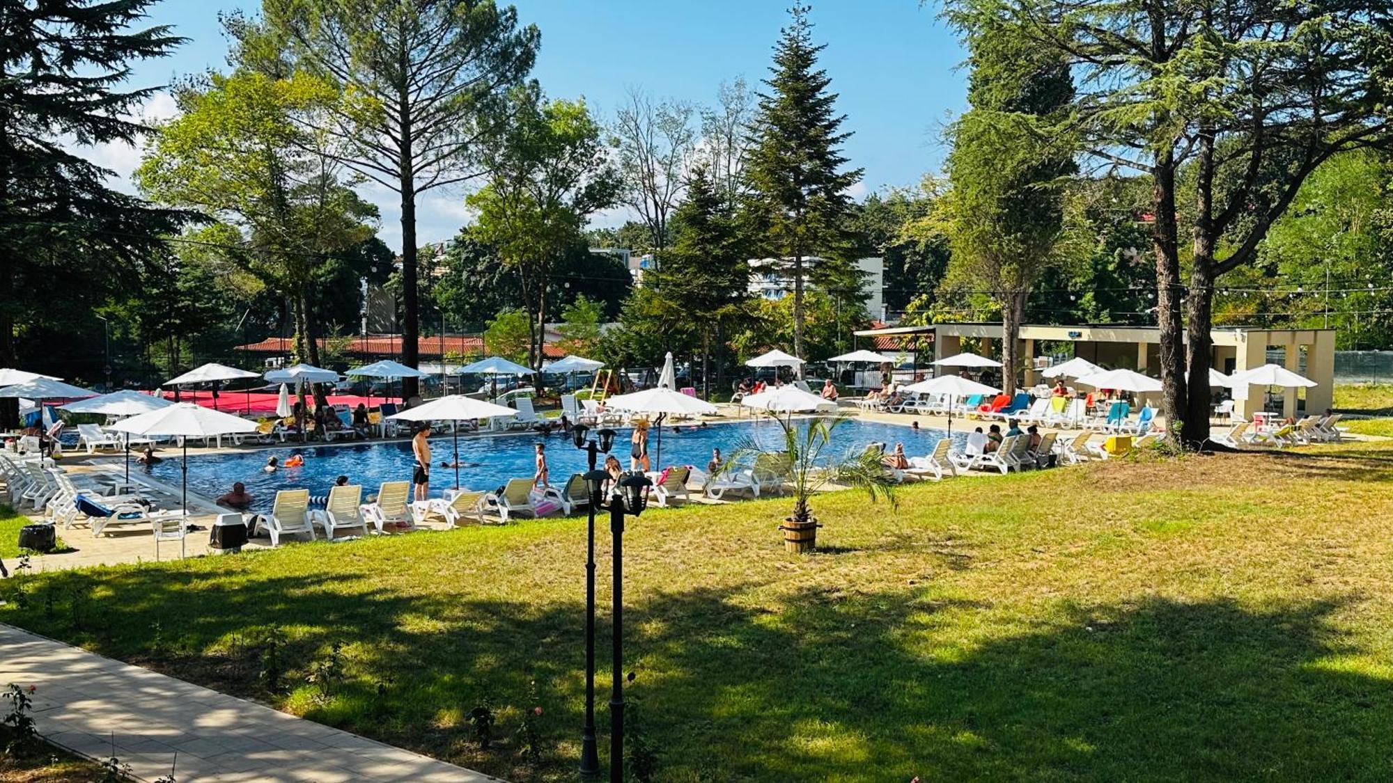 Queen Nelly Park คีตาน ภายนอก รูปภาพ